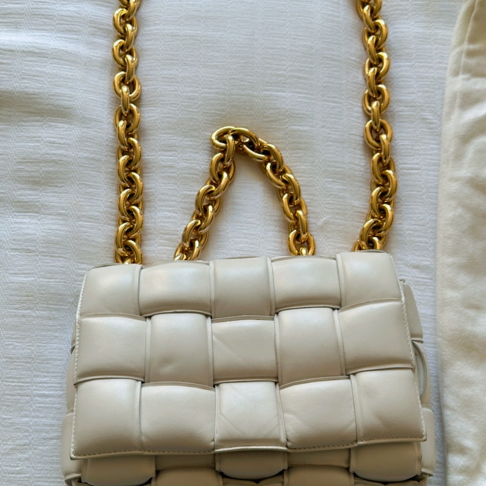 BOTTEGA VENETA
Off-White Padded Chain Cassette